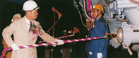 광양제철소 4고로에 화입 하는 박태준 회장(1992년 9월 25일). 이로써 ‘철강 2100만 톤 시대’를 열었다.