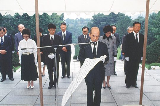 1992년 10월 3일, 박정희 대통령 유택 앞에서 임무완수 보고를 올리는 박태준 회장.
