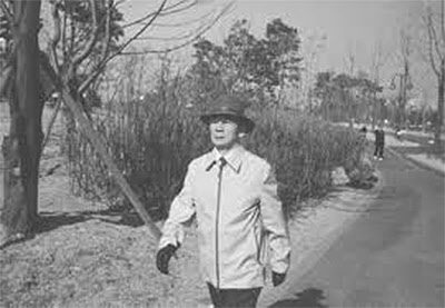 생의 황혼기에 걷기운동을 하고 있는 박태준 회장.