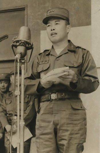국민재건 범국민운동 촉진대회에서 연설하고 있는 장도영 의장.