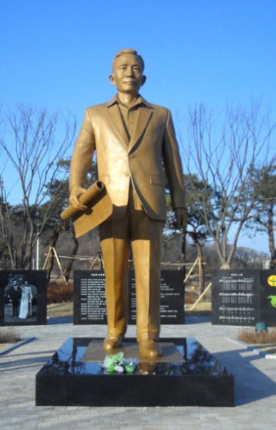 경북 구미시 상모동 박정희 대통령 동상.