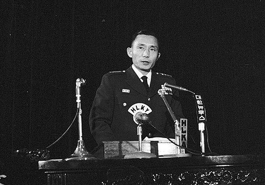 1962년 1월 5일 박정희 국가재건 최고회의 의장이 최고회의에서 새해 시정연설을 하고 있다./조선일보DB