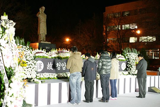 밤중에 ‘박태준 조각상’에 헌화 묵념하는 포스텍 학생들.