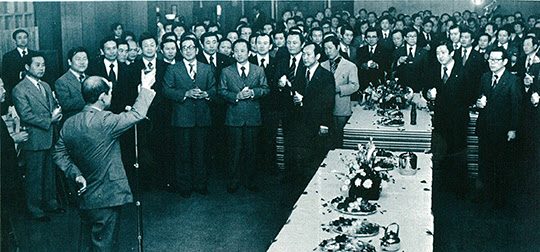포스코 10주년 기념 행사장에서“건배!”를 외치는 박태준 사장.