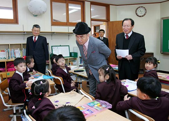광양초등학교에서 학생들과 어울리는 박태준 명예회장.