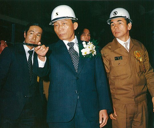 포철 550만 톤 준공을 축하하는 박정희 대통령, 최각규 상공부장관.