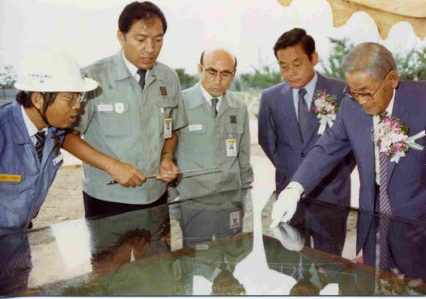 1987년 삼성전자 반도체공장 3라인 기공식에 참석한 고 이병철(맨 오른쪽) 삼성그룹 창업자와 이건희(오른쪽에서 둘째) 회장