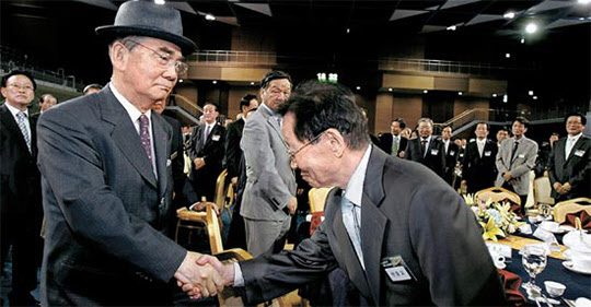 늙은 현장직원과 악수를 나누며 울먹이는 박태준 명예회장.