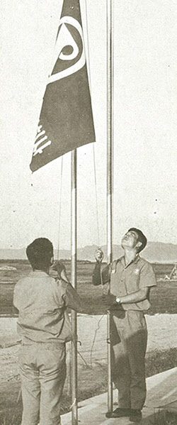 포철 직원들이 롬멜하우스에 포철 사기를 처음 게양하고 있다.