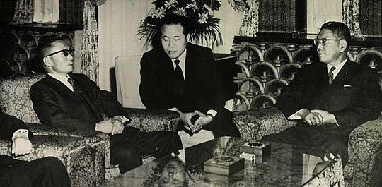 5.16 후인 1961년 11월 박정희 최고회의의장이 정일영씨의 통역으로 이케다 하야토 일본 총리와 회담하고 있다./조선일보DB