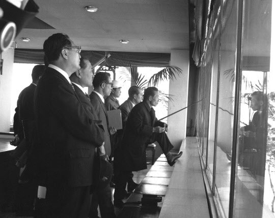 1968년 11월 롬멜하우스에서 부지를 내려다보는 박정희 대통령과 박태준 사장.