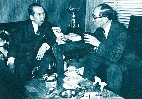 이나야마 일본철강연맹 회장(오른쪽)과 박태준 사장(1969년 도쿄).