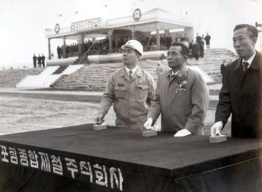 1970년 4월 1일 거행된 포철1기 공사 착공식. 오른쪽부터 김학렬 부총리, 박정희 대통령, 박태준 사장이 버튼을 누르고 있다./조선일보DB