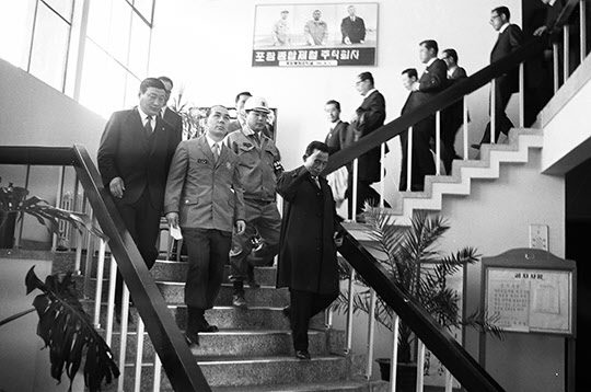 포철 상황실에서 브리핑을 마친 뒤 계단을 내려오는 박정희 대통령과 박태준 사장(1971년 3월)