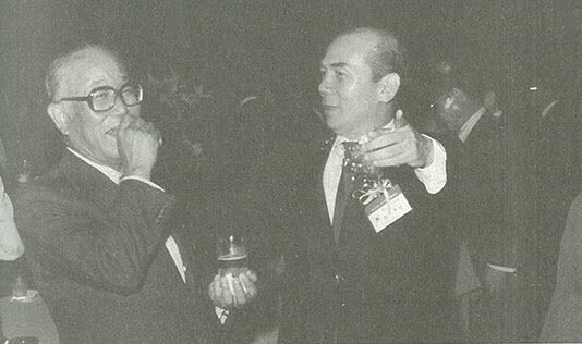 1985년 한일경제인회의에서 아카자와 씨와 옛일을 회상하는 박태준 회장