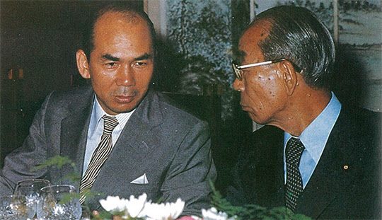 총리 시절에 포철을 방문한 후꾸다와 박태준 사장.