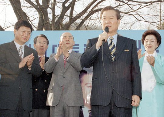 김대중 후보 내외를 박정희 대통령 생가로 안내한 박태준. 왼편에 박 대통령의 외아들 박지만의 모습이 보인다.