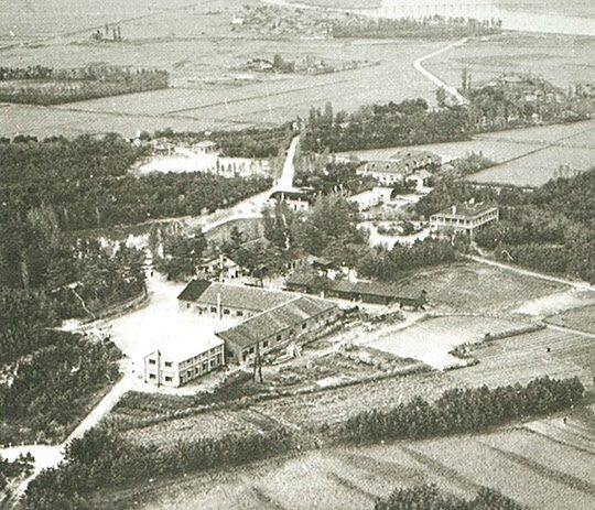 철거 전의 예수성심시녀회 전경(둘레를 에워싼 것은 솔숲이다).