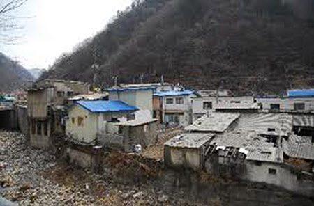 상동광산의 열악한 사원주택단지.