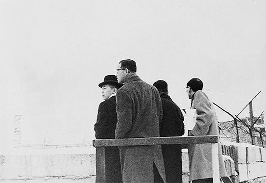 1962년 1월 베를린의 분단 현장에서 눈 덮인 철조망을 내려다보는 박태준과 일행들.