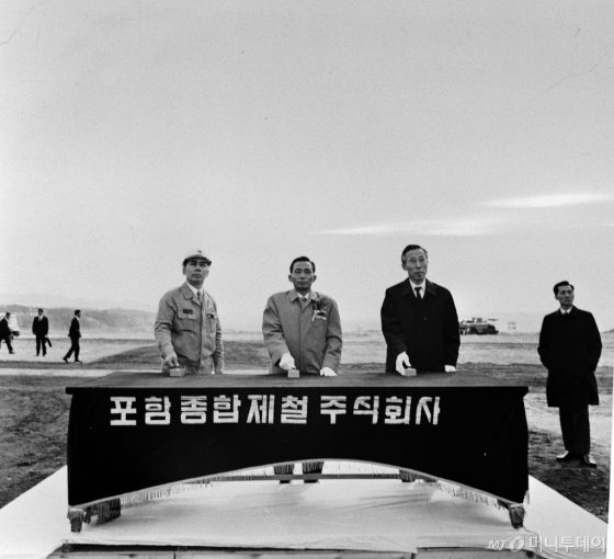 박태준 포스코 사장(왼쪽)이 1970년 4월 포항1기 착공식에서 착공버튼을누르고 있다./사진제공=포스코
