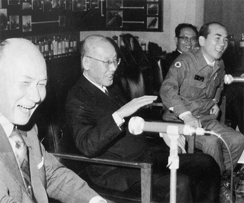 1978년 5월 안동 도산서원을 방문한 야스오카 씨(가운데), 야기 노부오 씨, 박태준 사장.