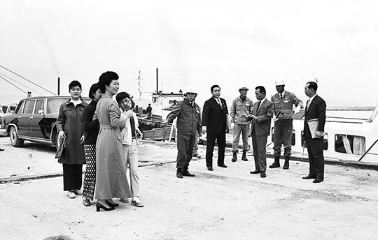 1970년 10월 포항제철 부두에서 항만하역설비를 순시하는 박정희 대통령 내외와 박태준 사장.