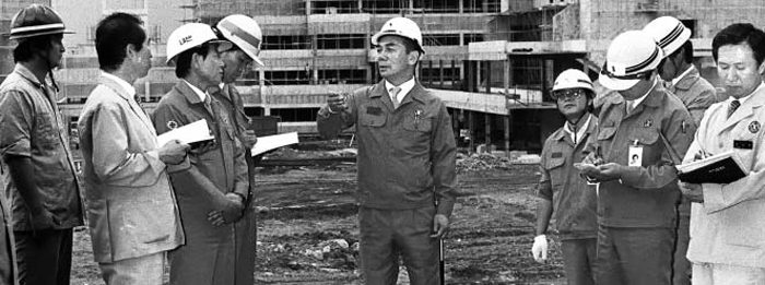 1986년 경북 포항의 포스텍 공사 현장을 방문한 박태준 포스코 전 회장이 현장 관계자들에게 시공 관련 의견을 전달하고 있다. 지난 15일 강진에도 포스텍 건물 기둥이 하중을 버텨낸 것은 박 전 회장의 안전 공사 원칙 덕분인 것으로 알려졌다.