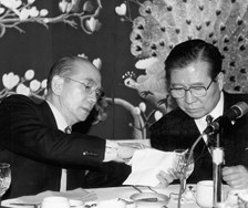 김대중 대통령 당선자와 환담하는 박태준 (1998년)