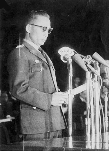 1963년 2월 27일 정국수습을 위한 선서식사에서 민정불참여 등 공약을 밝히는 박정희 최고회의의장.