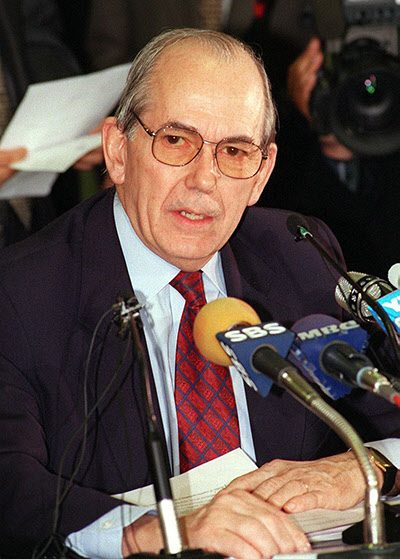 미셸 캉드쉬 IMF 총재가 1997년12월3일 오후 세종로청사에서 내외신 보도진들이 지켜보고 있는 가운데 국제통화기금(IMF) 긴급자금지원 최종협상 결과를 발표하고 있다. /조선일보DB