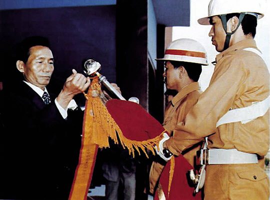 1973년 7월 3일 박정희 대통령이 포항제철에 단체표창을 수여하고 있다.