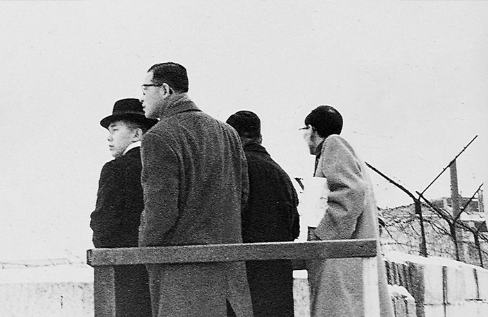 구라파 통상사절단을 인솔하고 베를린장벽 앞에 선 박태준 (1961년)