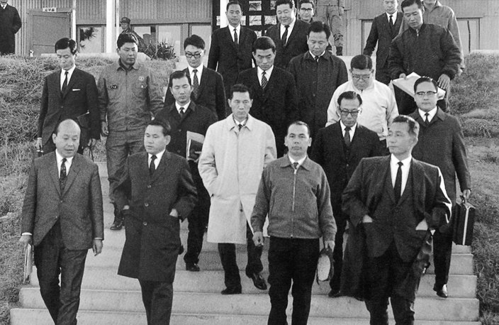 공사현장을 둘러보려고 롬멜하우스를 나서는 박태준과 박정희(첫줄 맨 오른쪽), 1968년 11월 12일