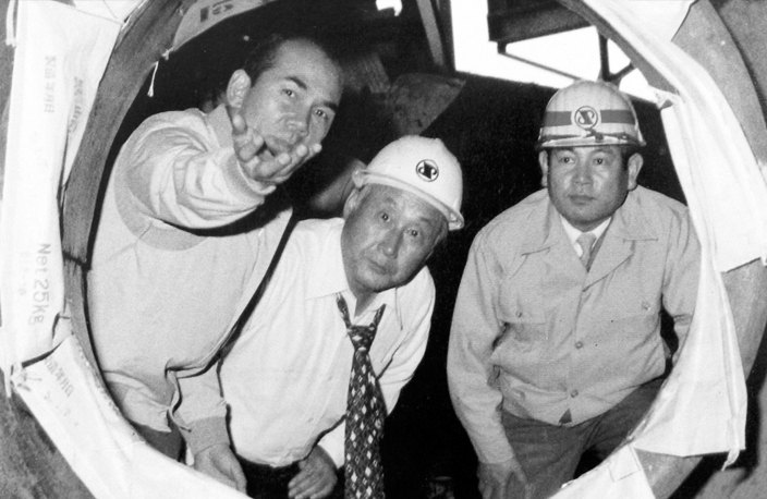 건설 중인 제3고로 풍구에서 언론인 선우휘(가운데)에게 설명하는 박태준 (1978년)