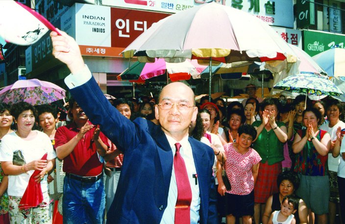 국회의원 보궐선거(포항 북구)에 당선이 확정된 후 포항시민들에게 인사하는 박태준 (1997년 7월)