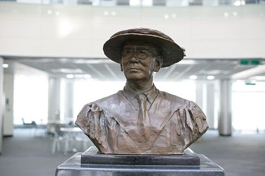 포항공과대학교(포스텍)의 박태준학술정보관 안에 위치한 ‘박태준 흉상’ *박태준 전신상과 흉상은 현재 중국 미술원장이며 세계적 거장으로 평가받는 우웨이산(吳爲山)의 작품이다. 우웨이산은 창작에 앞서 이대환의 평전 『박태준』 중국어판을 읽었다.