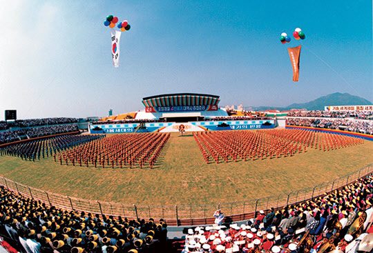 1992년 10월 광양제철소 준공으로 포스코에 연산 2000만톤 시대가 열렸다. 광양제철 종합운동장에서 준공식이 열렸다.