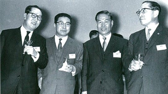김유택 부총리(맨 왼쪽) 등과 함께 한 박철언 씨(왼쪽 두번째).