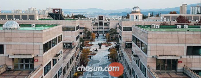 지진 견딘 포스텍 - 1986년에 지어진 포스텍 본관 일대. 포스텍 설립자인 고(故) 박태준 포스코 전 회장은 건설 현장에서 “우리나라에도 언제든 지진이 올 수 있다. 강진에 견디는 천년 갈 학교를 지으라”고 여러 번 강조했다. 국내엔 내진 설계 기준도 없던 때였다. 박 전 회장의 고집 덕분에 당시 지은 35개동은 이번 지진 피해를 전혀 입지 않았다.