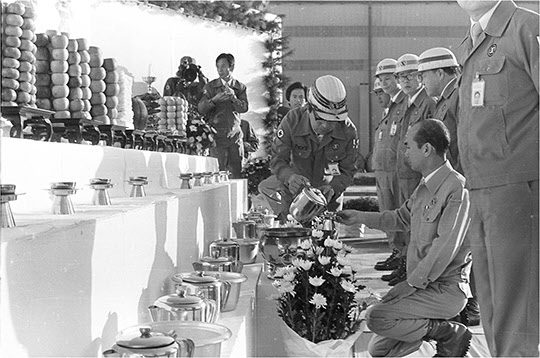 1978년 포철 정문 앞에서 추석 차례를 올리는 박태준 사장.