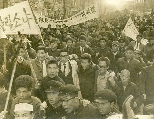 1961년 3월 21일「데모규제법, 반공 임시특별법」입법 반대 데모 광경.