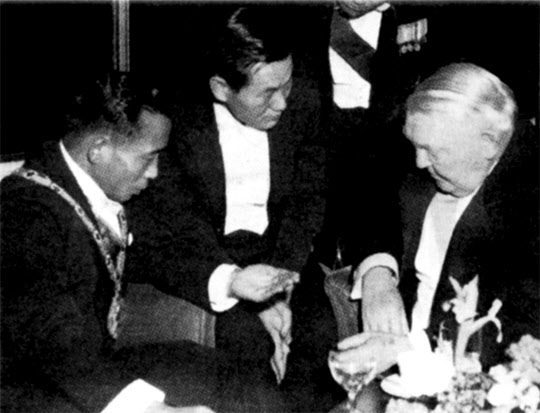 1964년 12월 서독 에르하르트 총리와 회담하는 박정희 대통령.