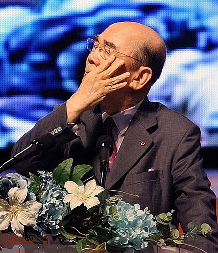 2011년 9월 19일, 포항제철 초창기 현장 직원들과 19년 만에 재회한 자리에서 인사말을 하다 눈물을 짓는 박태준 명예회장. 이 자리는 그의 생애에서 마지막 공식연설이 되었다.